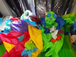 Disfraz inflable loro (adulto) y ovni (niño)