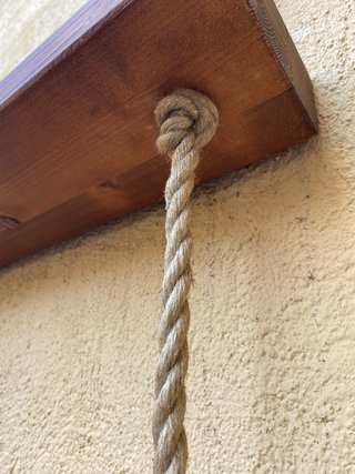 Estantería de madera maciza con cuerdas
