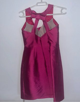 Vestido fiesta fucsia con cinturón floral
