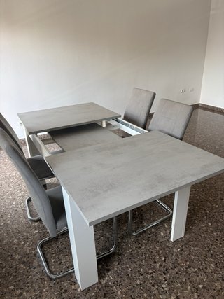 Mesa de madera y sillas