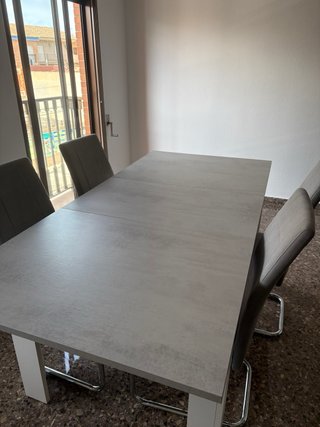 Mesa de madera y sillas