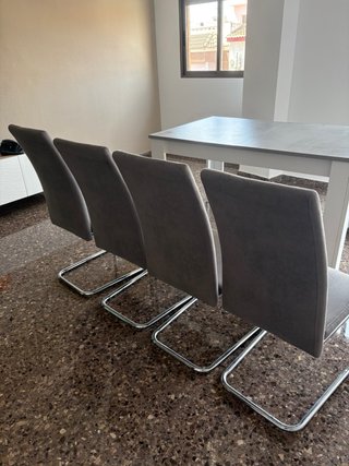 Mesa de madera y sillas