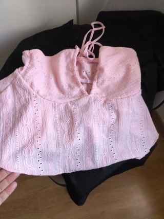Top rosa con detalles calados