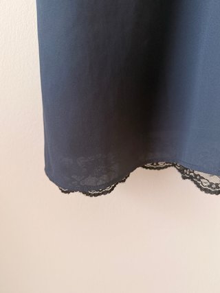 Vestido lencero azul petróleo con encaje negro