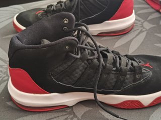 Zapatos Jordan Negros y Rojos