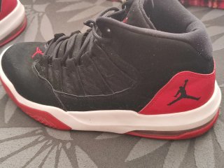 Zapatos Jordan Negros y Rojos