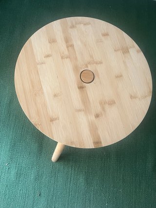 Mesa auxiliar redonda de bambú y madera.