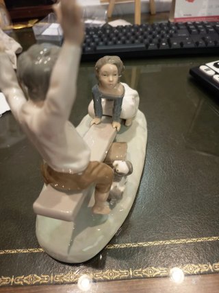 Figura niños columpio Lladro