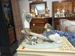 Figura niños columpio Lladro