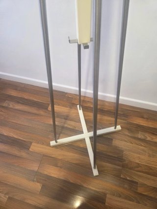 Perchero de pie madera blanca y acero Ikea Tjusig