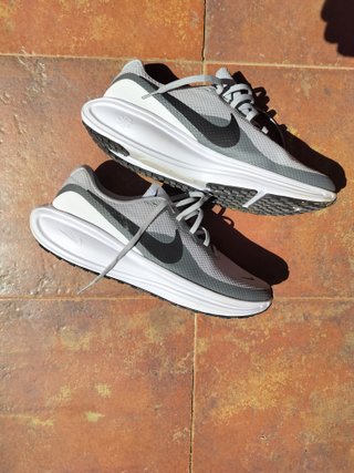 Zapatillas Nike Grises y Blancas