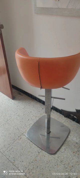 Taburete de bar naranja y plateado