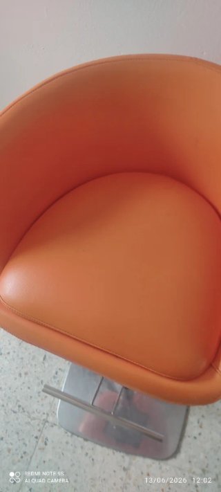 Taburete de bar naranja y plateado