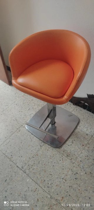 Taburete de bar naranja y plateado