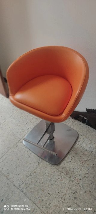 Taburete de bar naranja y plateado
