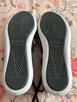 Zapatillas Asics Negras y Blancas Nuevas