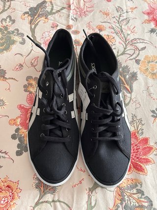 Zapatillas Asics Negras y Blancas Nuevas