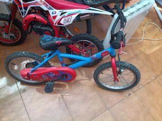 Bicicleta infantil Btwin azul y roja