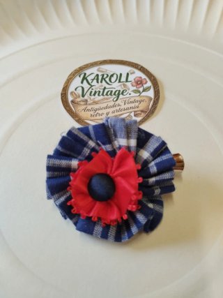 Pinza pelo blanco, azul y rojo