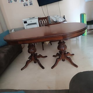Mesa de salón ovalada de madera