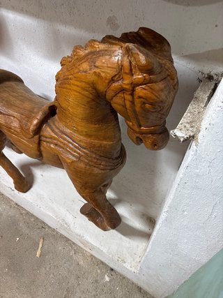Caballo antiguo de tiovivo de madera