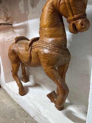 Caballo antiguo de tiovivo de madera