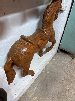 Caballo antiguo de tiovivo de madera