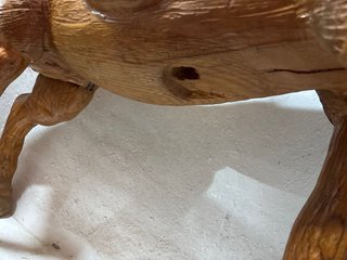Caballo antiguo de tiovivo de madera