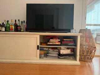Mueble bajo TV o salón de madera maciza en blanco