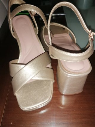 Sandalias doradas de cuña