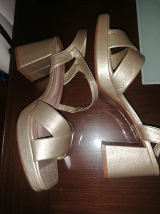 Sandalias doradas de cuña