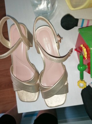 Sandalias doradas de cuña