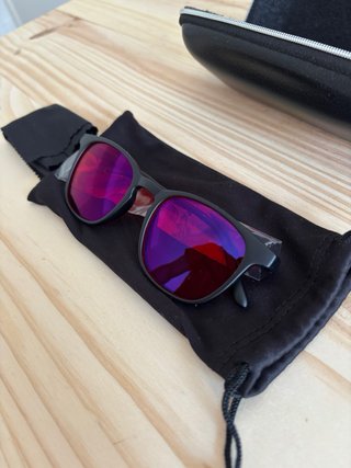 Gafas de sol negras con lentes rojas