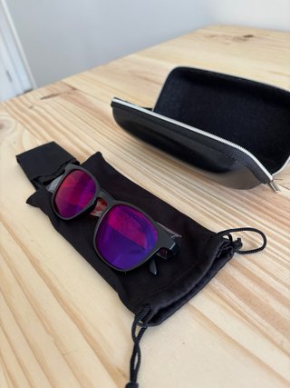 Gafas de sol negras con lentes rojas