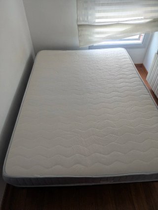 Cama con somier de láminas y colchón
