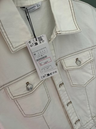 Mono vaquero corto Stradivarius blanco Talla M