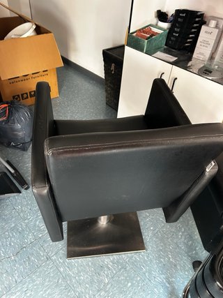 Sillón de peluquería de cuero negro