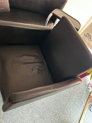 Sillón de peluquería de cuero negro