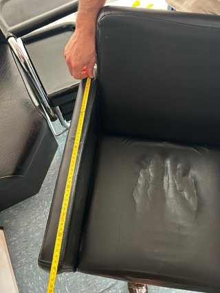 Sillón de peluquería de cuero negro