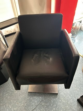 Sillón de peluquería de cuero negro