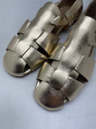 Sandalias de piel doradas nuevas