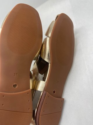 Sandalias de piel doradas nuevas