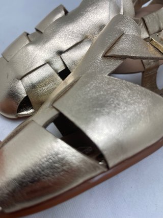 Sandalias de piel doradas nuevas