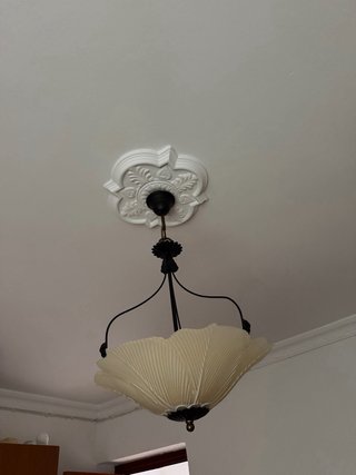 Lámpara de techo beige y negra