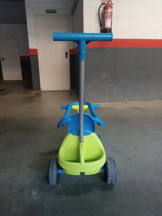 Triciclo infantil con empujador