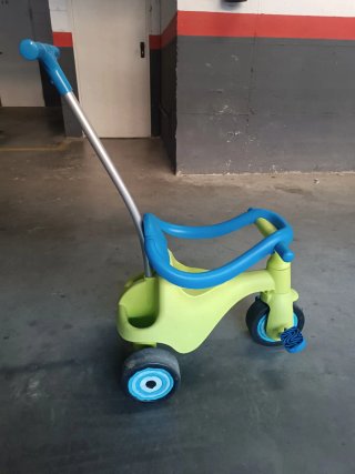 Triciclo infantil con empujador