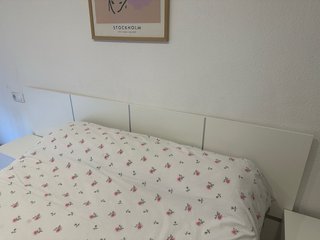 Mesitas de noche blancas y cabecero