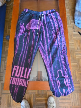 Pantalones cargo negros con estampado digital