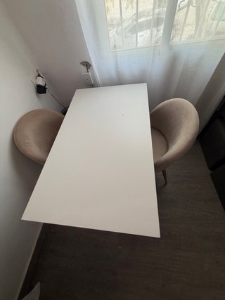 Mesa de escritorio blanca y beige