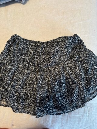 Falda corta estampada con volantes